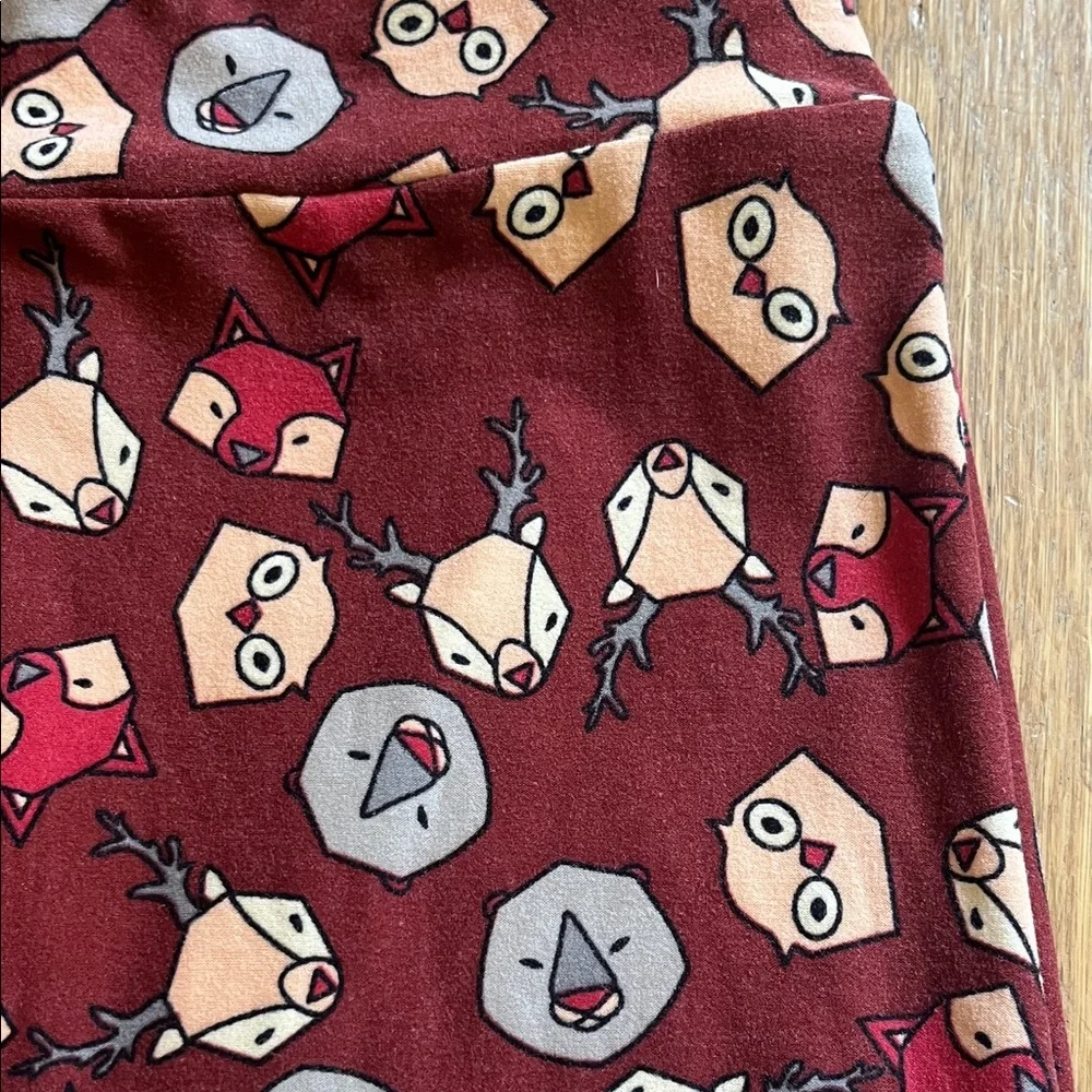 LuLaroe Patterned O/S Leggings - Maroon Owl/Deer Design RARE - Picture 2 of 5